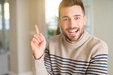 Ev çok mutlu el ve parmak ile tarafına işaret yakışıklı delikanlı
