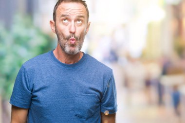 Orta yaş izole arka plan yapma balık yüzüne dudaklı, çılgın ve komik bir jest ağarmış komuta sizde. Komik ifade.