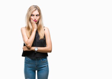 İzole arka plan düşünme seyir üzerinde genç güzel sarışın ve mavi gözlü kadın yorgun ve sıkılmış çapraz silah depresyon sorunları ile.