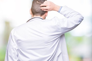 Yakışıklı genç doktor adam izole arka plan geriye düşünme hakkında şüphe kafasına el ile