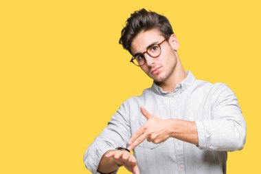 Acele işaretleme izlemek için zaman, sabırsızlık, üzgün ve kızgın son tarih gecikme için izole arka plan üzerinde gözlük takan genç yakışıklı adam