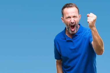 Orta yaş izole arka plan öfkeli ve sinirli sinirli ve öfke ile bağırarak süre öfkeli yumruk yükselterek üzerinde ağarmış komuta sizde. Öfke ve agresif kavramı.