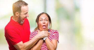 Orta yaş İspanyol çift aşık üzerinde arka plan bağırarak izole ve çünkü boğmak acı kendi ellerimle öldürürüm. Sağlık sorunu. Yaralarından ve intihar kavramı.