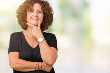 Güzel orta ager üst düzey kadın izole arka plan emin çapraz kollar ve çeneme kaldırdı el ile gülümseme ile kameraya bakıyor. Pozitif düşünce.