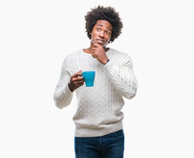 Afro Amerikalı adam izole arka plan ciddi bir yüz düşünme hakkında soru, çok karışık bir fikir üzerinde kahve içme