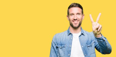 Sakal üzerinde gösterilen ve parmakları ile işaret denim ceket ve mavi gözlü yakışıklı adamla ikincisi ise kendinden emin ve mutlu gülümseyerek.