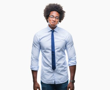 Komik surat ile yanakları şişirme izole arka plan üzerinde gözlük takan Afro Amerikan iş adamı. Ağız ile hava, deli ifade şişirilmiş.