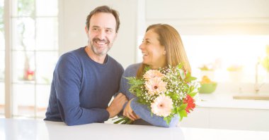 Çiçek evde aşık holding romantik orta yaş kaç