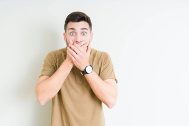 Yakışıklı delikanlı izole arka plan ağız hata için elleriyle kapsayan şok içinde. Gizli kavramı.