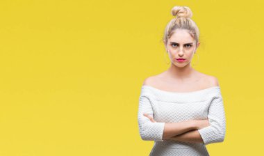 Genç güzel sarışın ve mavi gözlü kadın izole arka plan şüpheci ve çapraz kolları olan yüzündeki gergin, onaylamayan ifade yüzünden. Negatif kişi.