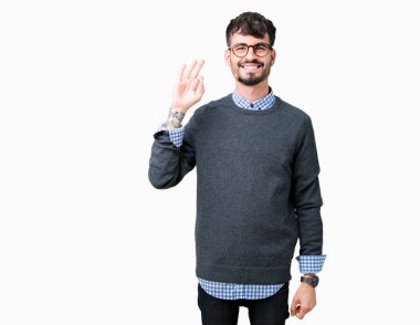 İzole arka plan el ve parmaklar ok işaretiyle yapıyor olumlu gülümseyen üzerinde gözlük takan genç yakışıklı akıllı adam. Başarılı ifade.