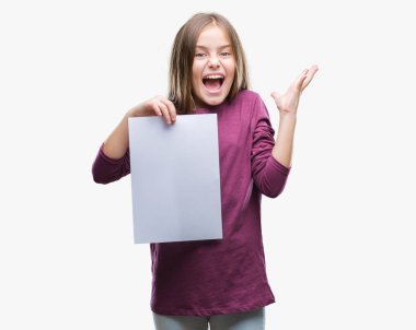 Genç güzel kız holding boş yaprak kağıt üzerinde kocaman bir gülümseme ile çığlık zaferini kutluyor arka plan çok mutlu ve heyecanlı, kazanan ifade izole ve ellerini kaldırdı