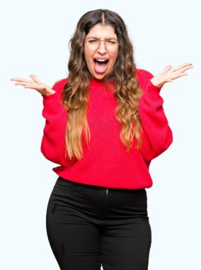 Çılgın ve silah ile başarı için hayran kutluyor kırmızı gözlük takan genç güzel kadın kaldırdı ve açık gözleri çığlık heyecanlı. Kazanan kavramı