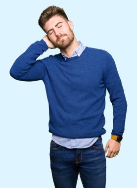 Genç yakışıklı bussines elle, kas ağrısı boyun dokunmadan acı boyun ağrısı yaralanma, dostum