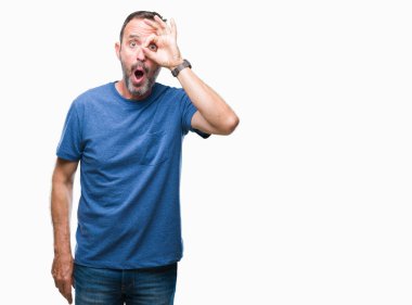 Orta yaş ok jest sürpriz yüz, göz parmaklarının arasından seyir şok yapıyor izole arka plan üzerinde ağarmış komuta sizde. İmansız ifade.