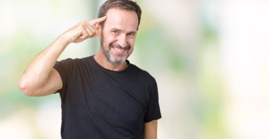 Yakışıklı orta yaş ağarmış komuta sizde izole üzerinde arka plan bir parmak, harika bir fikir ya da düşünce, iyi bellek ile baş gösteren gülen