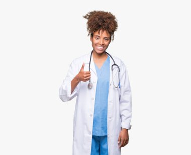 Genç Afro-Amerikan doktor kadın hareketi el ile mutlu yaşasın yapıyor izole arka plan yüzünden. Kameraya bakarak başarı gösteren ile ifade onaylama.