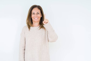 Başarılı fikirle parmağı yukarıyı izole arka plan güzel orta yaş kadın. Çıktıktan ve mutlu. Bir numara.