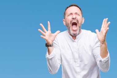 İzole arka plan çılgın ve kızgın bağırarak ve agresif ifade ve silah kaldırdı bağırmaya orta yaş ağarmış komuta sizde. Hayal kırıklığı kavramı.