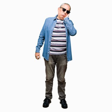 Denim ceket ve yorgun ve bıkkın ile depresyon sorun Çapraz kollar ile seyir düşünüyorum güneş gözlüğü takan yakışıklı komuta sizde.