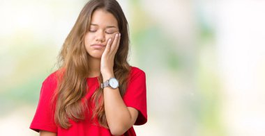 Seyir yorgun ve bıkkın ile depresyon sorun Çapraz kollar ile izole arka plan düşünme üzerinde kırmızı t-shirt giyen genç güzel esmer kadın.