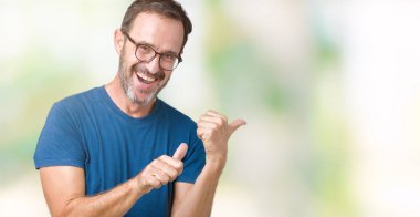 Üzerinde gözlük nedir yakışıklı orta yaş ağarmış komuta sizde izole arka plan emin gülümseyen arkasından el ve kadar başparmak ile işaret