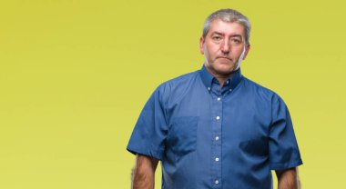 Yüzünde ciddi bir ifade ile izole arka plan üzerinde yakışıklı komuta sizde. Basit ve doğal kameraya bakıyor.