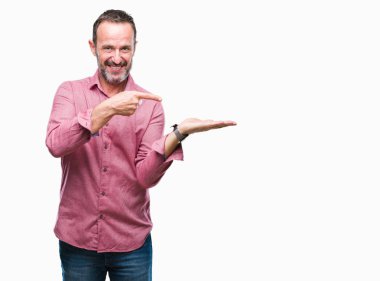 Orta yaş ağarmış komuta sizde üzerinden hayran ve el ile sunulması ve parmak ile işaret ederken kameraya gülümseyen izole arka plan.