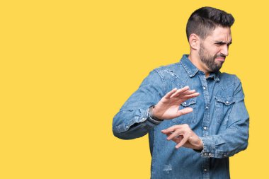 Yakışıklı delikanlı izole arka plan üzerinde tiksinti ifadesi, memnun ve korkulu tiksinti yüz yapıyorsun çünkü nefret tepki. Elleriyle kaldırdı. Sinir bozucu kavramı.