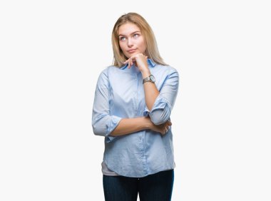 Çene düşünme hakkında soru, dalgın ifade üzerine el ile izole arka plan üzerinde beyaz genç iş kadını. Düşünceli yüzüyle gülümsüyor. Şüphe kavramı.