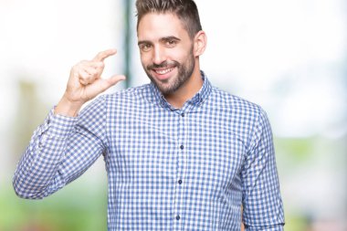 Yakışıklı genç gülümseyen izole arka plan ve süre seyir ve kamera boyutu işaret parmaklarıyla yapıyor el ile kendinden emin eller üzerinde. Ölçü kavramı.