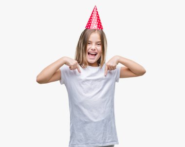 Yüzünde gülümseme ile kendinden emin görünüyorsun, kendini gururlu ve mutlu parmakları ile işaret izole arka plan üzerinde Doğum günü şapkası genç güzel kız.