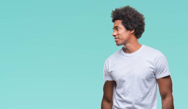 Uzak tarafına yüzünde, doğal ifade gülümseme ile seyir izole arka plan üzerinde Afro Amerikalı adam. Kendine güvenen gülüyor.