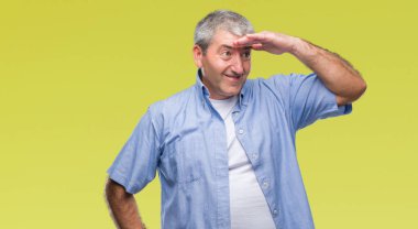 İzole arka plan çok mutlu ve gülümseyen uzakta el ile üzerine kafa seyir üzerinde yakışıklı komuta sizde. Arama kavramı.