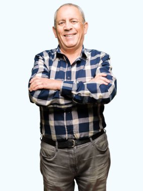 Yakışıklı komuta sizde rahat gömlek mutlu yüz ile gülümseyen giyen silah kameraya bakarak geçti. Olumlu bir kişi.