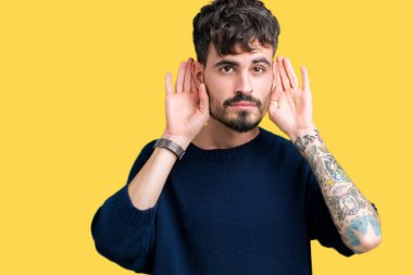 Yakışıklı delikanlı kulak jest, dedikodu için meraklı her iki ellerde dinliyoruz izole arka plan üzerinde. İşitme sorunu, sağır