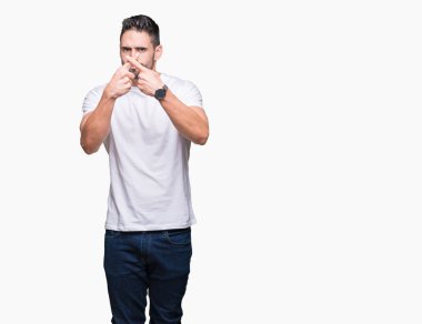 Yakışıklı adam beyaz t-shirt giyen üzerinde beyaz izole arka plan ret ifade geçiş parmakları eksi işareti yapıyor