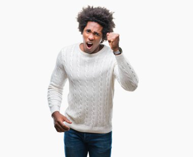 Öfkeli ve sinirli sinirli ve öfke ile bağırarak süre öfkeli yumruk yükselterek izole arka plan üzerinde Afro Amerikalı adam. Öfke ve agresif kavramı.