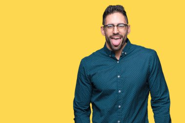 Genç yakışıklı iş adam gözlük dilini izole arka plan üzerinde mutlu komik ifade ile dışarı. Duygu kavramı.