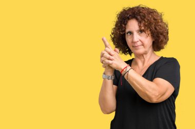 El hareketi ile sembolik silah tutan, çekim silah, kızgın yüz öldürmek oynamaya izole arka plan güzel orta ager üst düzey kadın