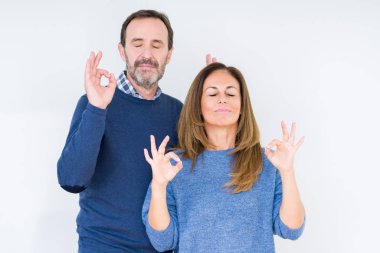 Güzel orta yaş kaç aşk izole arka plan üzerinde içinde rahatla ve gülümseyen gözlerle parmak ile meditasyon jest yapıyor kapalı. Yoga kavramı.