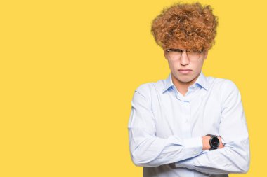 Genç yakışıklı iş adamı ile yüz çapraz kolları üzerinde gözlük şüpheci ve sinir, onaylamayan ifade giyen afro. Negatif kişi.