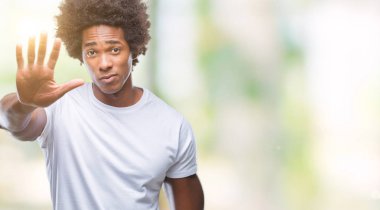 Stop yapıyor izole arka plan üzerinde Afro Amerikalı adam elin avuç ile şarkı. Negatif ve ciddi bir jest yüz ifadesiyle uyarı.