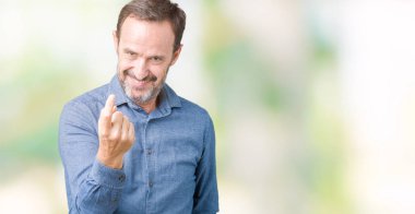 Yakışıklı orta yaş zarif komuta sizde izole arka plan üzerinde Beckoning gel burada mutlu ve gülümseyerek el davet ile jest