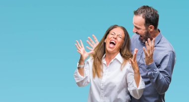 Orta yaş İspanyol iş iki izole arka plan çılgın ve kızgın bağırarak ve agresif ifade ve silah kaldırdı bağırıyor. Hayal kırıklığı kavramı.