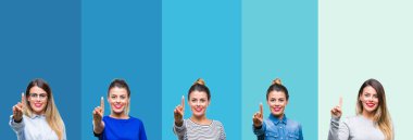 Mavi çizgili genç güzel kadın kolaj arka plan gösterme ve işaret yukarıya parmak gülümseyen süre bir numara ile kendinden emin ve mutlu izole.