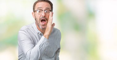 Kötü amaçlı konuşma konuşma fısıldayan arka plan el gizli söylenti söylüyor ağzına üzerinde gözlük takan yakışıklı orta yaş zarif komuta sizde izole