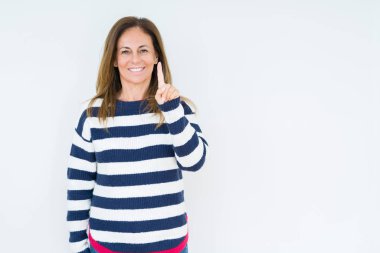 Ve parmak gülümseyen süre bir numara ile kendinden emin ve mutlu yukarıyı gösteren izole arka plan üzerinde Lacivert kazak giyen güzel orta yaş kadın.