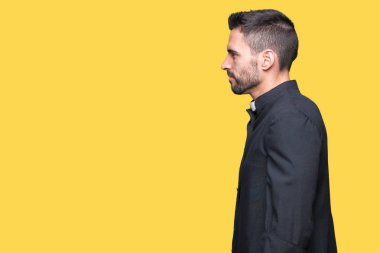 Genç Hıristiyan rahip izole arka tarafına, seyir üzerinde dinlenmek doğal yüz emin gülümseme ile pozuyla profili.