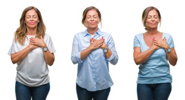 Orta yaş İspanyol kadın ile gülümseyen izole arka plan yüzünden kolaj kapalı gözler ve yüzünde minnettar jest ile göğüs üzerinde eller. Sağlık kavramı.